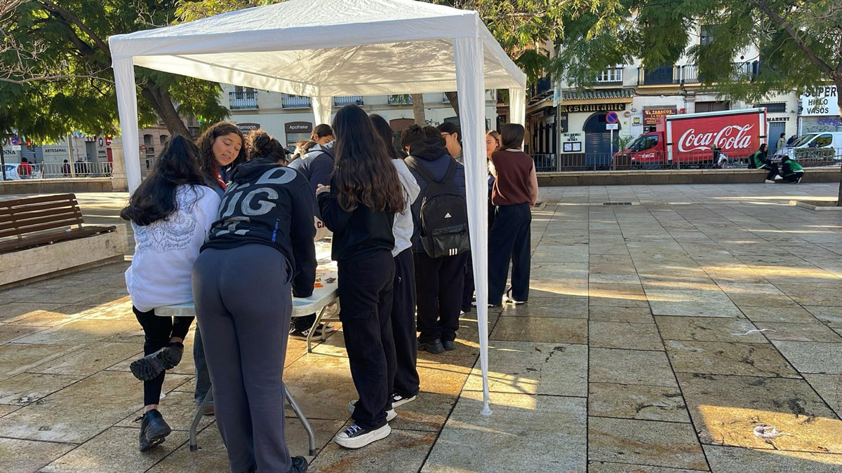 Explorando su futuro: el alumnado conoce la Formación Profesional en la Plaza de la Merced