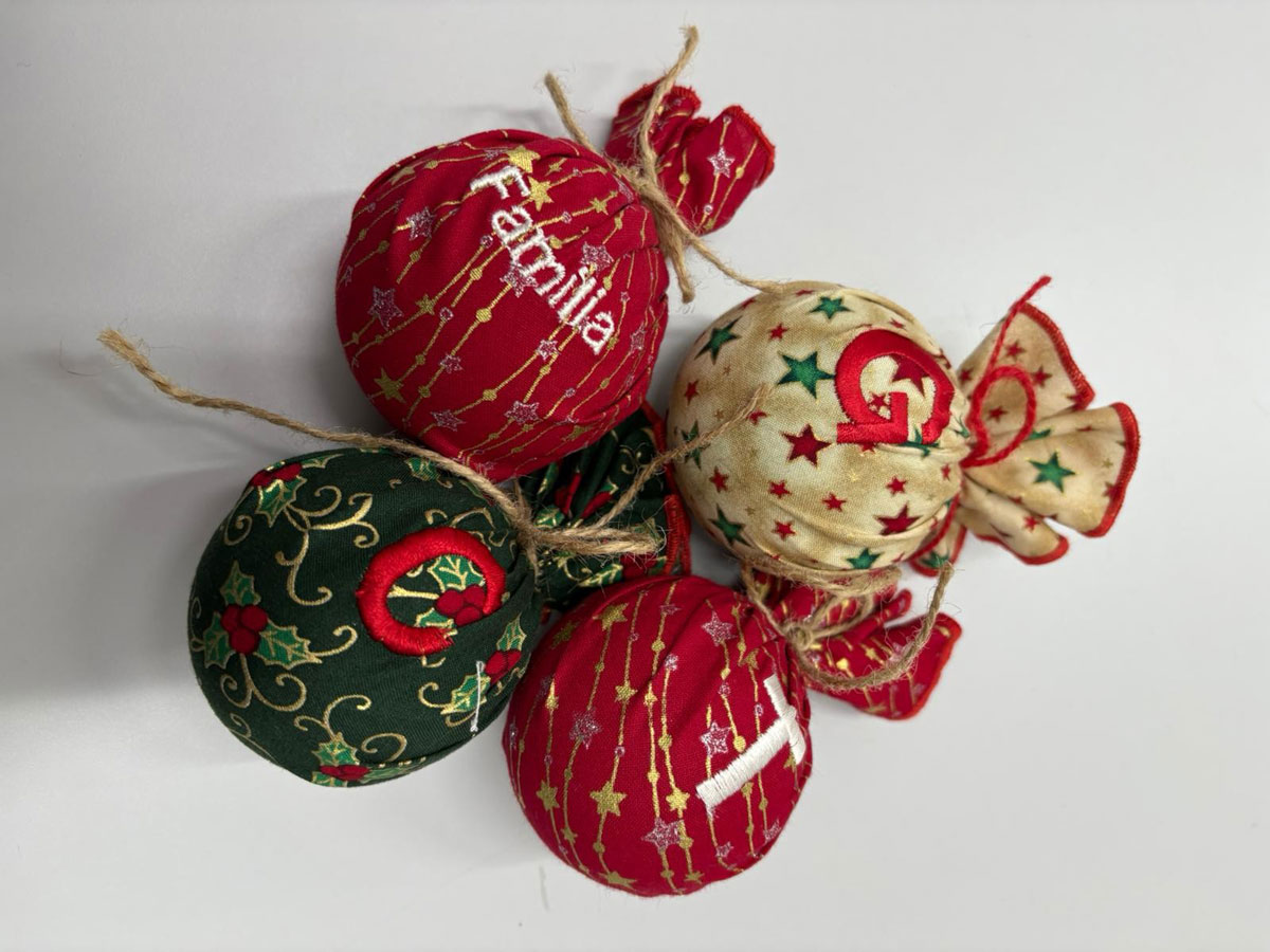 Creatividad y espíritu navideño: el alumnado de Tapicería y Cortinaje celebra su mercadillo artesanal