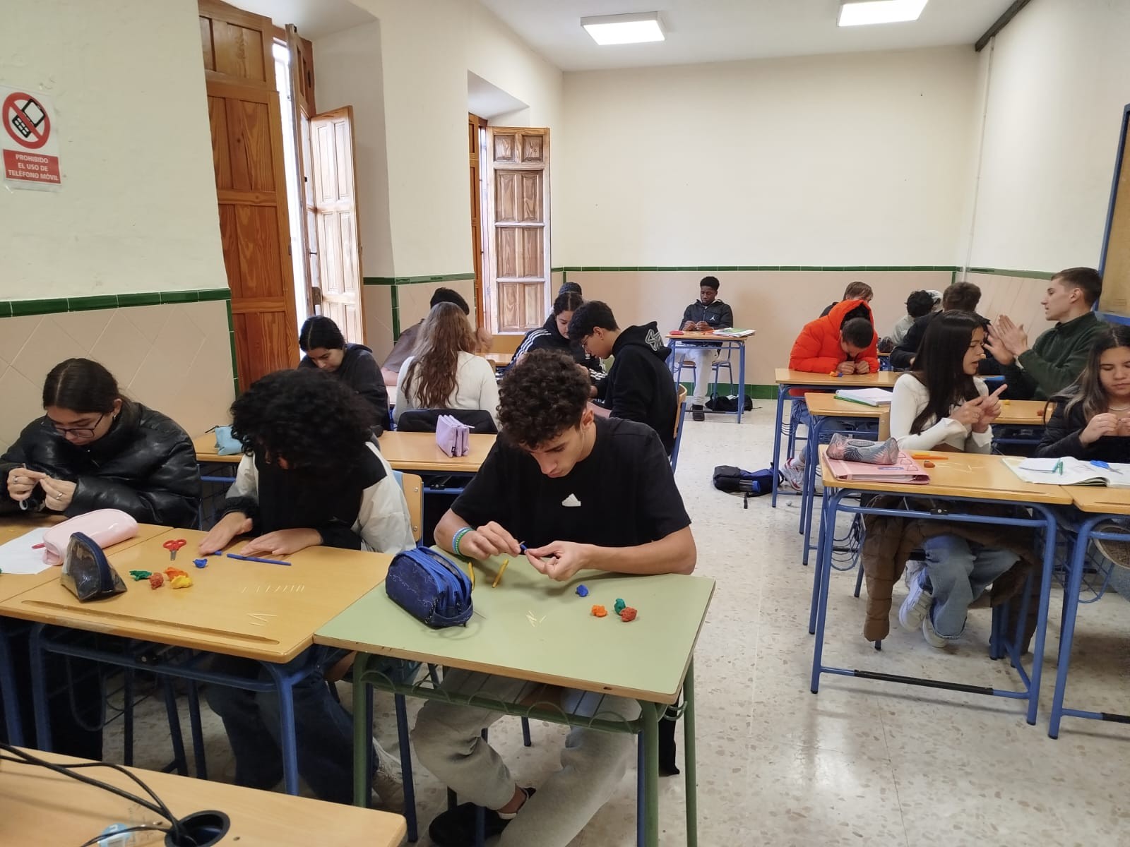 El alumnado de 4.º de ESO construye maquetas de ADN para comprender la base de la vida