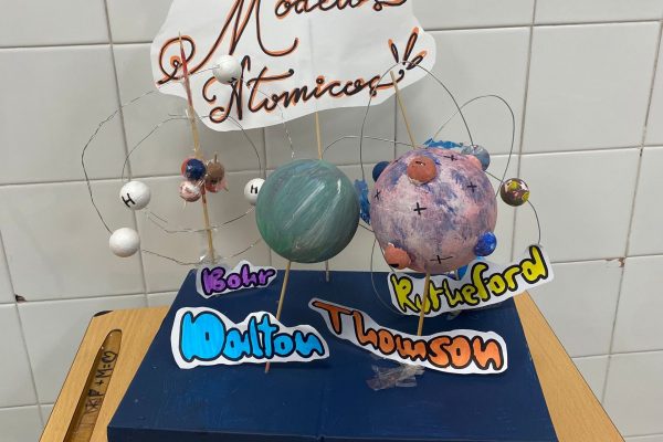 El alumnado de 3.º de ESO recrea los modelos atómicos para comprender la evolución de la ciencia