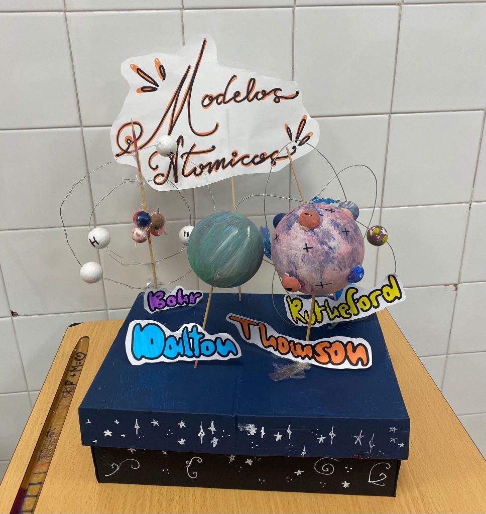 El alumnado de 3.º de ESO recrea los modelos atómicos para comprender la evolución de la ciencia