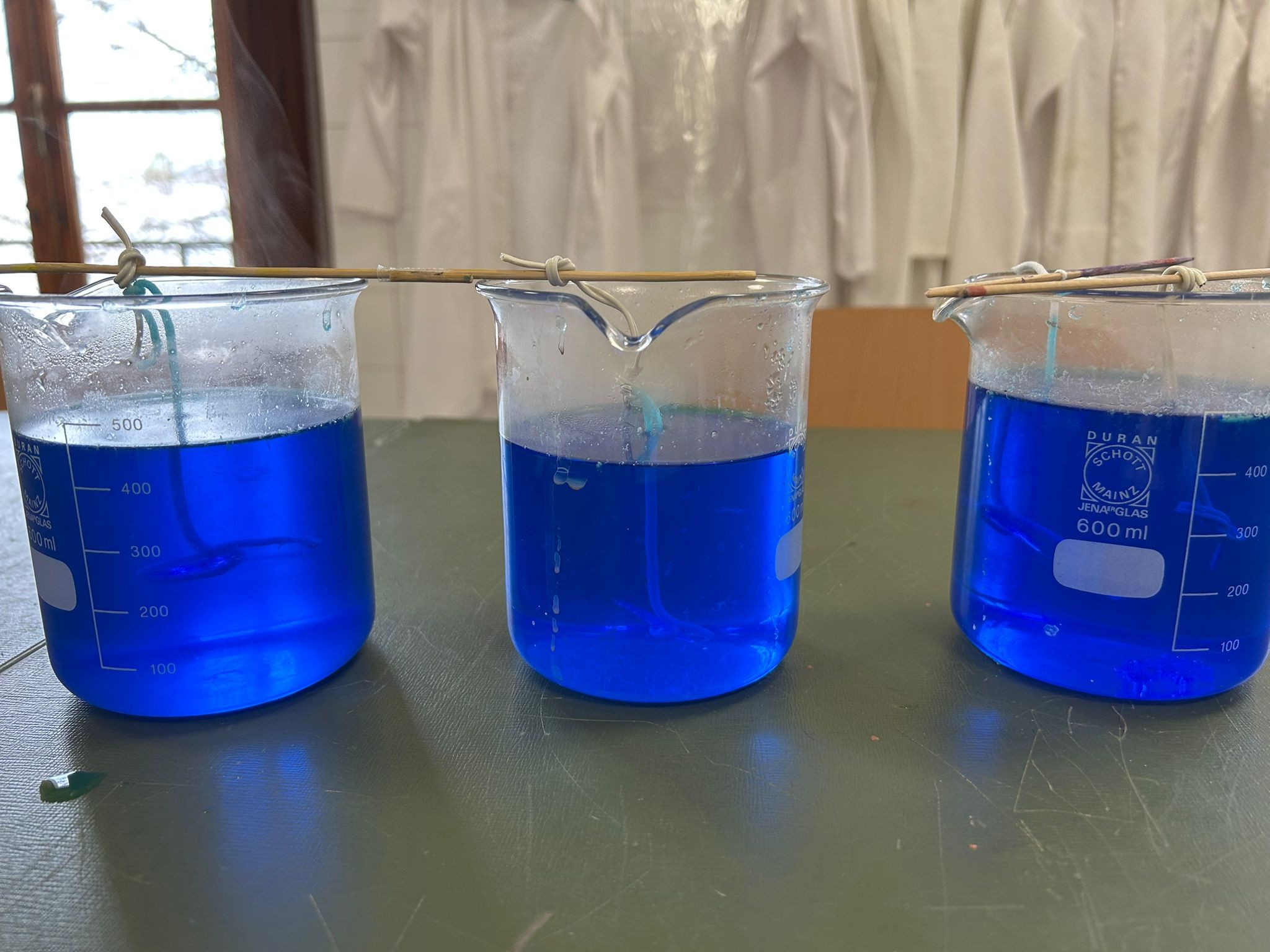 El alumnado de 2.º de ESO prepara disoluciones en el laboratorio: del suero fisiológico al sulfato de cobre