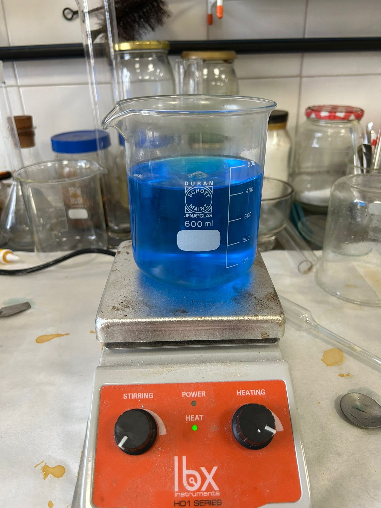 El alumnado de 1.º de Bachillerato experimenta con la cristalización del sulfato de cobre