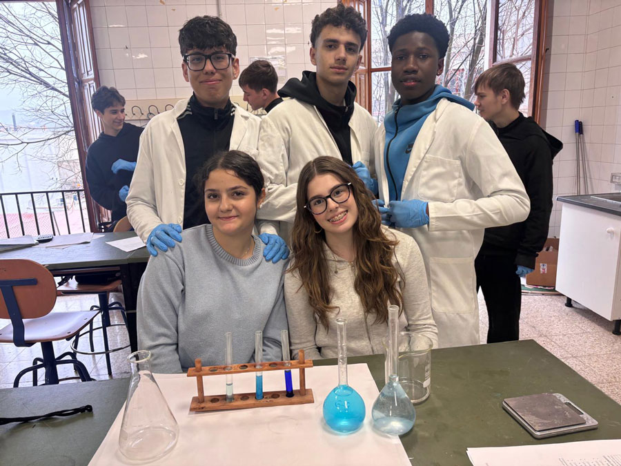 🧪 🎨 La química se transforma ante sus ojos: reacciones y cambios de color en 4º ESO