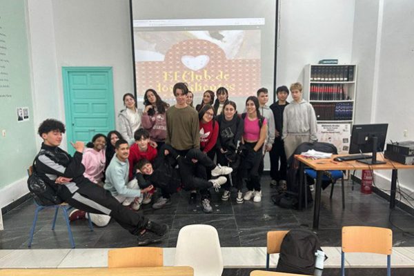 El alumnado participa en una enriquecedora tertulia dialógica sobre El club de los valientes 📚💬