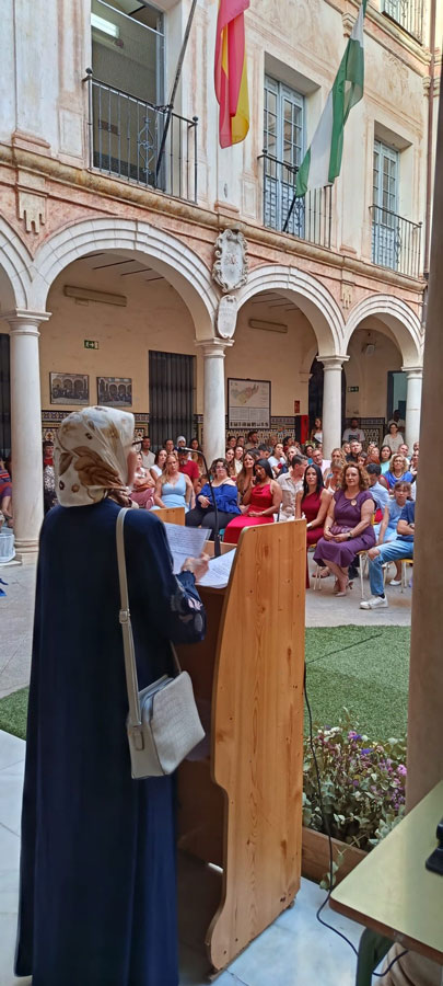 🎓 Casi un centenar de nuevos titulados celebran su graduación en el referente de la educación de personas adultas de Málaga